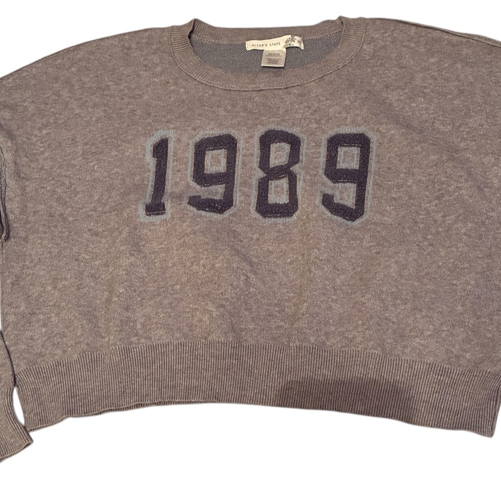 Altar’d State Gray Cropped Crewneck Sweater with Navy‎ '1989' Appliqué - M